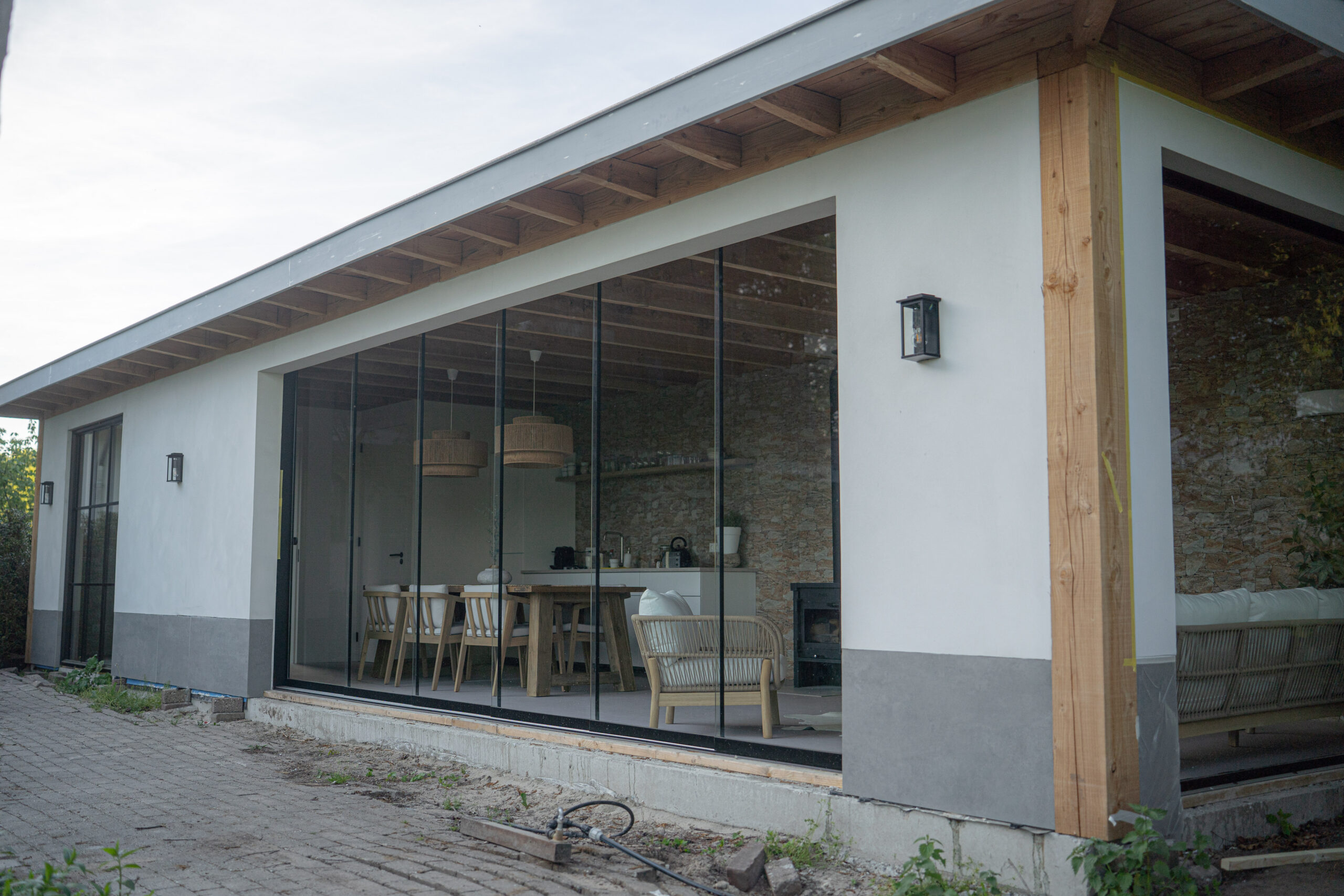 Geïsoleerde glazen schuifwand met isolatieglas in warme tuinkamer