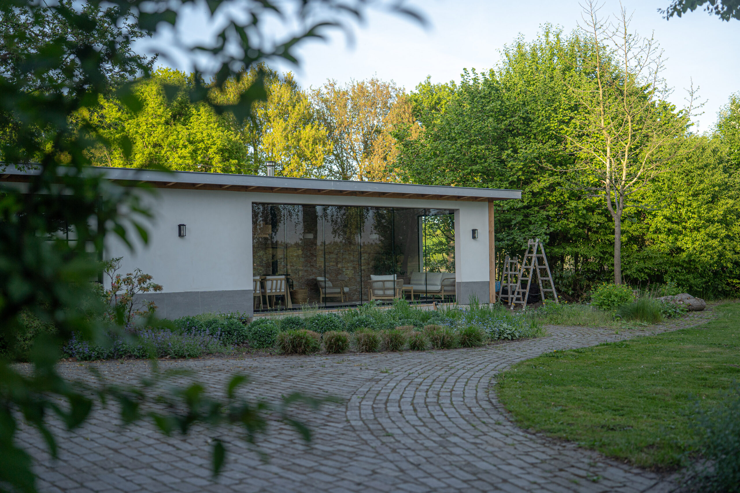 Glazen schuifdeur met grijze profielen op een terras