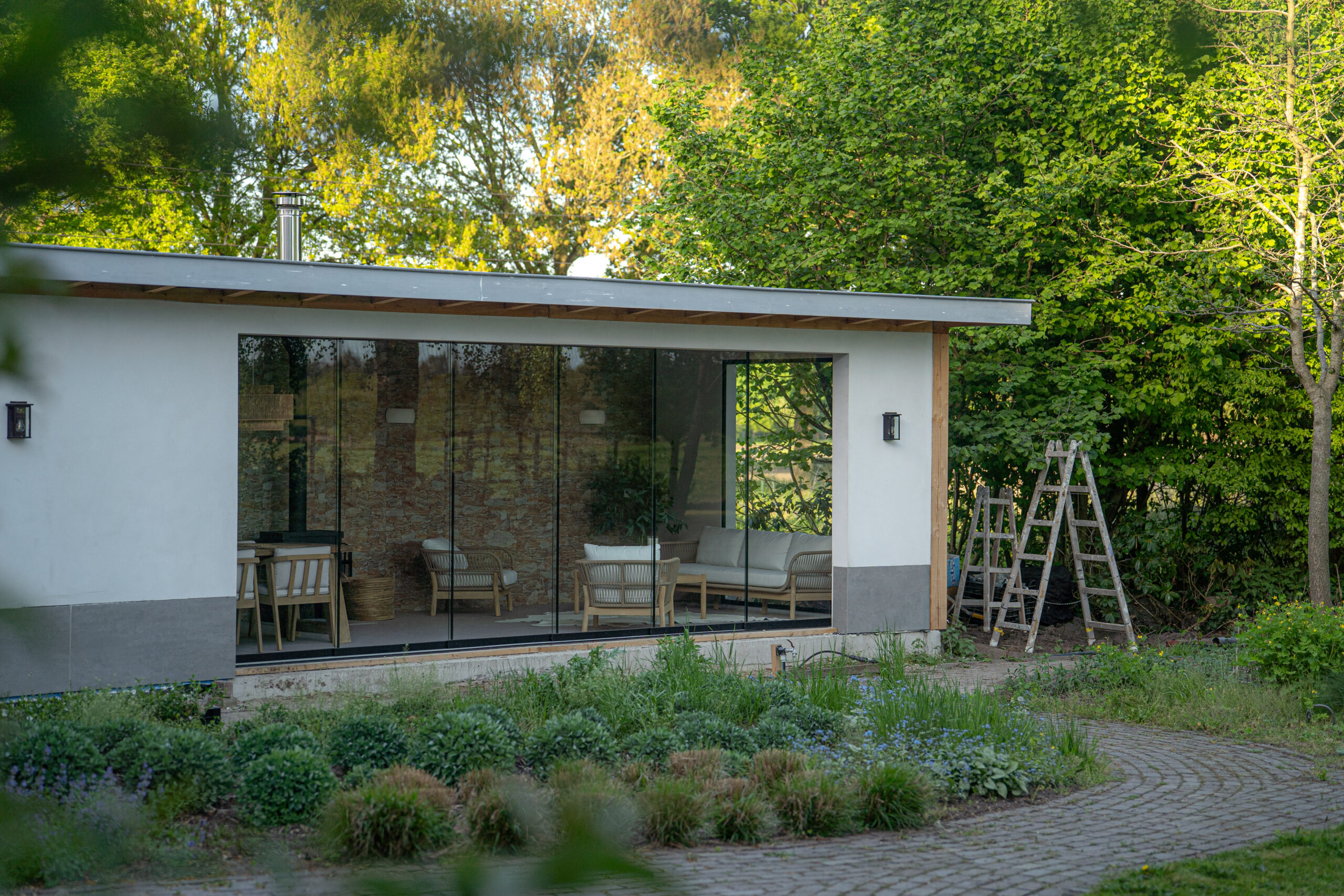 Glazen schuifwand met getint glas op een terras
